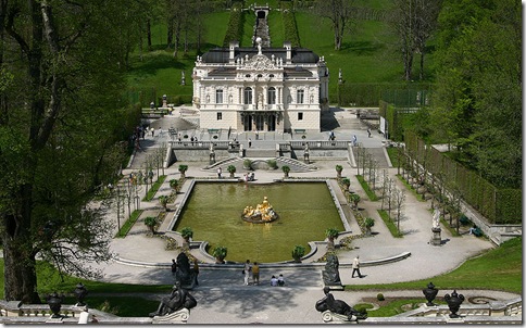 Vista do Palácio Linderhof, Alemanha.