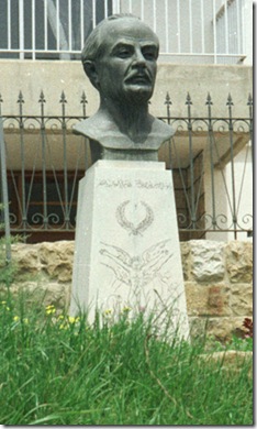 Busto de Gibran no jardim do Museu Gibran, em Bsharri, Líbano