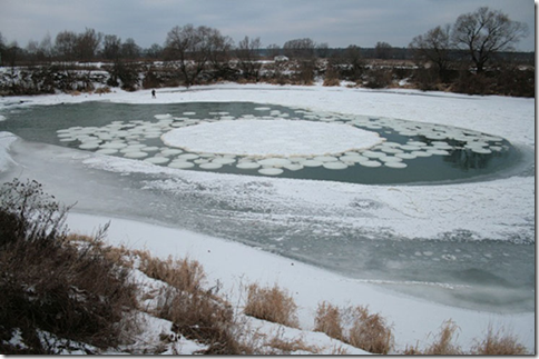circulos de gelo que aparecem no lago