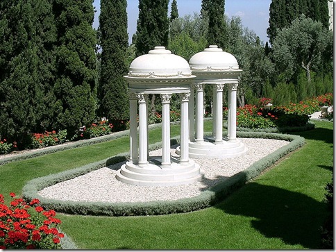 Os túmulos de Navváb e Mirzá Mihdí nos Jardins dos Monumentos.