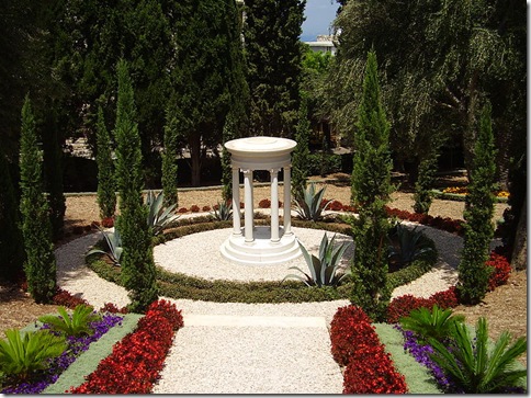 O túmulo de Munírih Khánum nos Jardins dos Monumentos