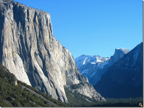 El Capitan na frente(esquerda), com o Half Dome no fundo(direita)