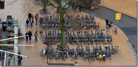 Groningen_08_300 mil bicicletas contra 75 mil carros.