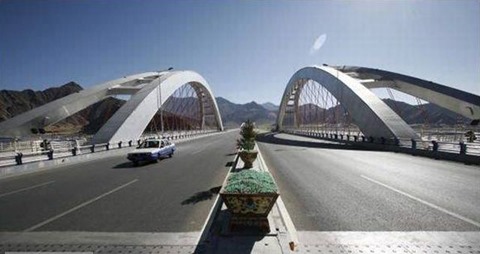 Ferrovia_02e_Ponte Rio Lhasa que liga a estação